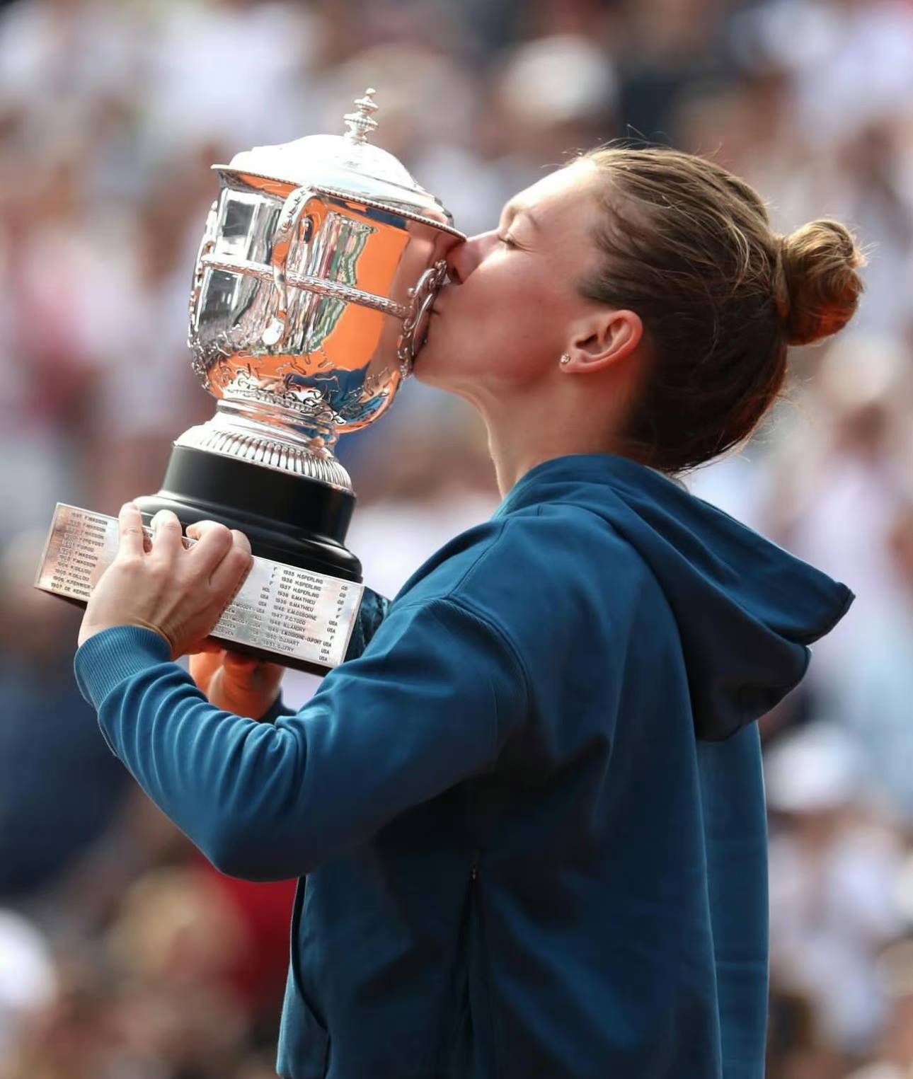 开云体育中国官网莎拉波娃重返赛场，反败为胜首场状态出色，TL观众沸腾！的简单介绍